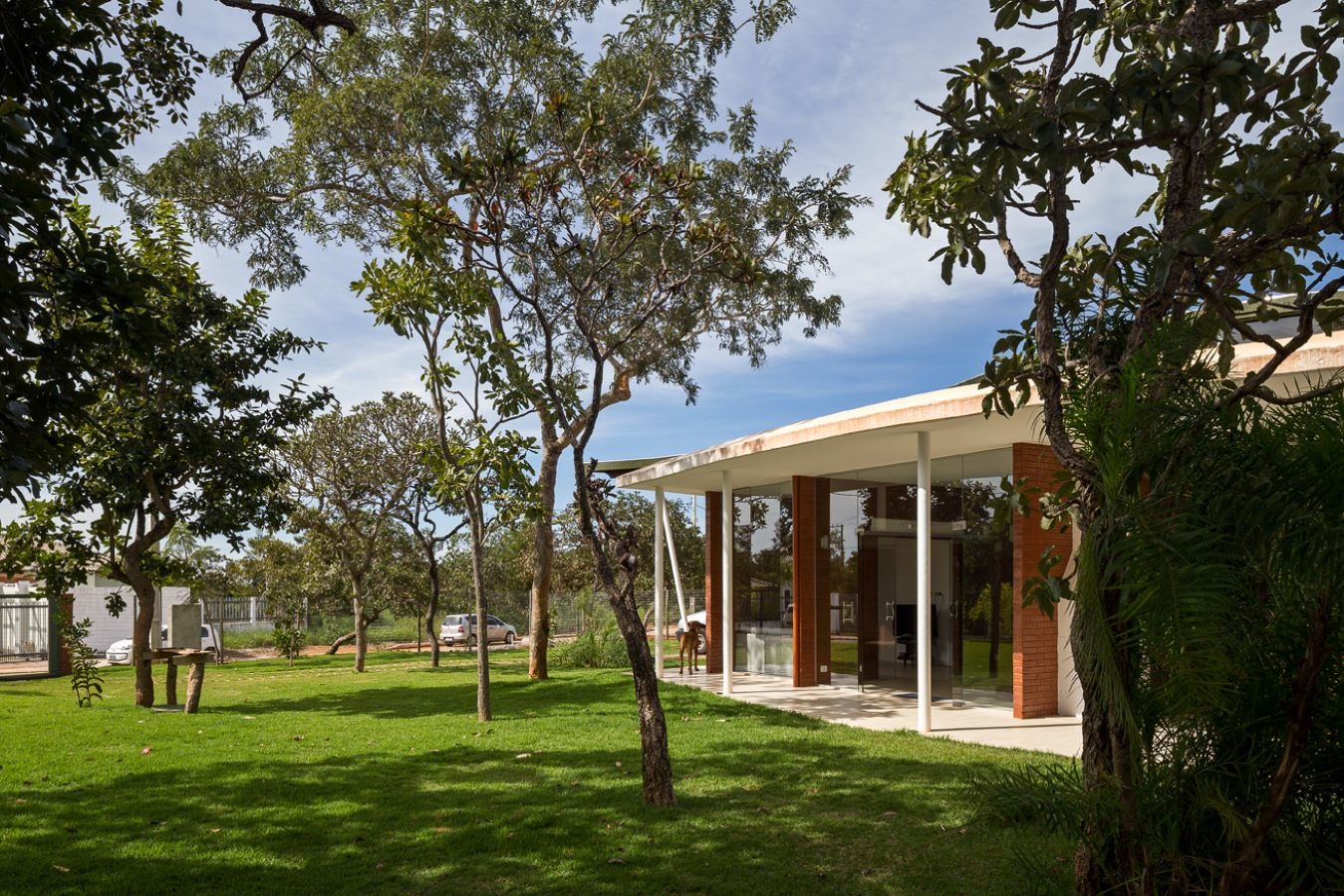 Fachada casa sustentável de tijolos ecológicos e ventilação naturall