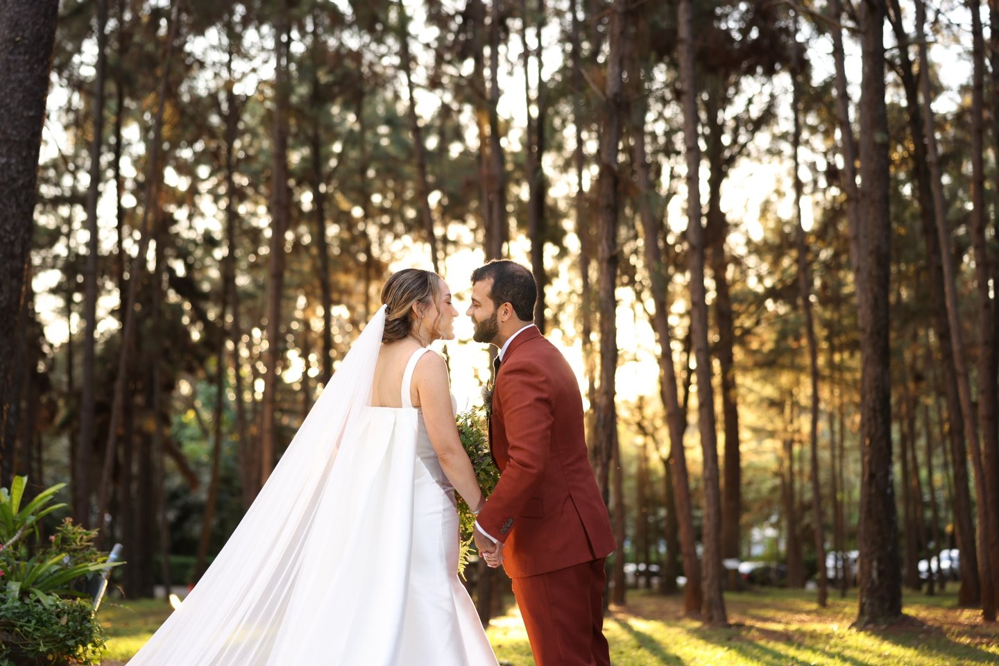 Pareja en medio del bosque en Jarabacoa. Foto: Misael Bencosme 
