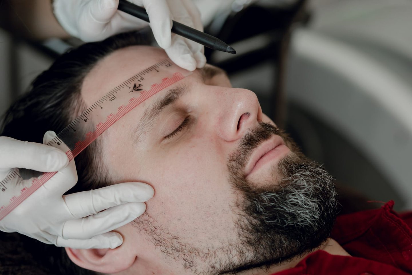 Permanente make-up voor mannen: natuurlijke wenkbrauwverbetering in Alphen.