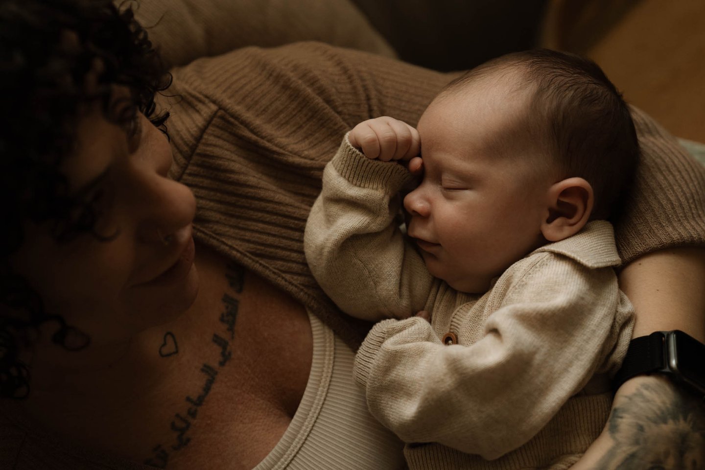 Neugeborenes im Arm der Mutter warme Farben - Neugeborenen Fotograf Wiener Neustadt - Baby Fotograf Sophie Sara Fotografie