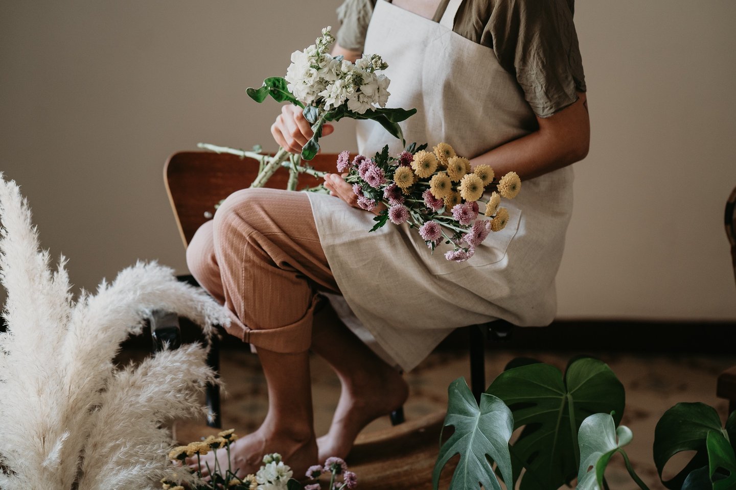 fotografía corporativa de una mujer con un delantal japonés de brie y un ramo de flores