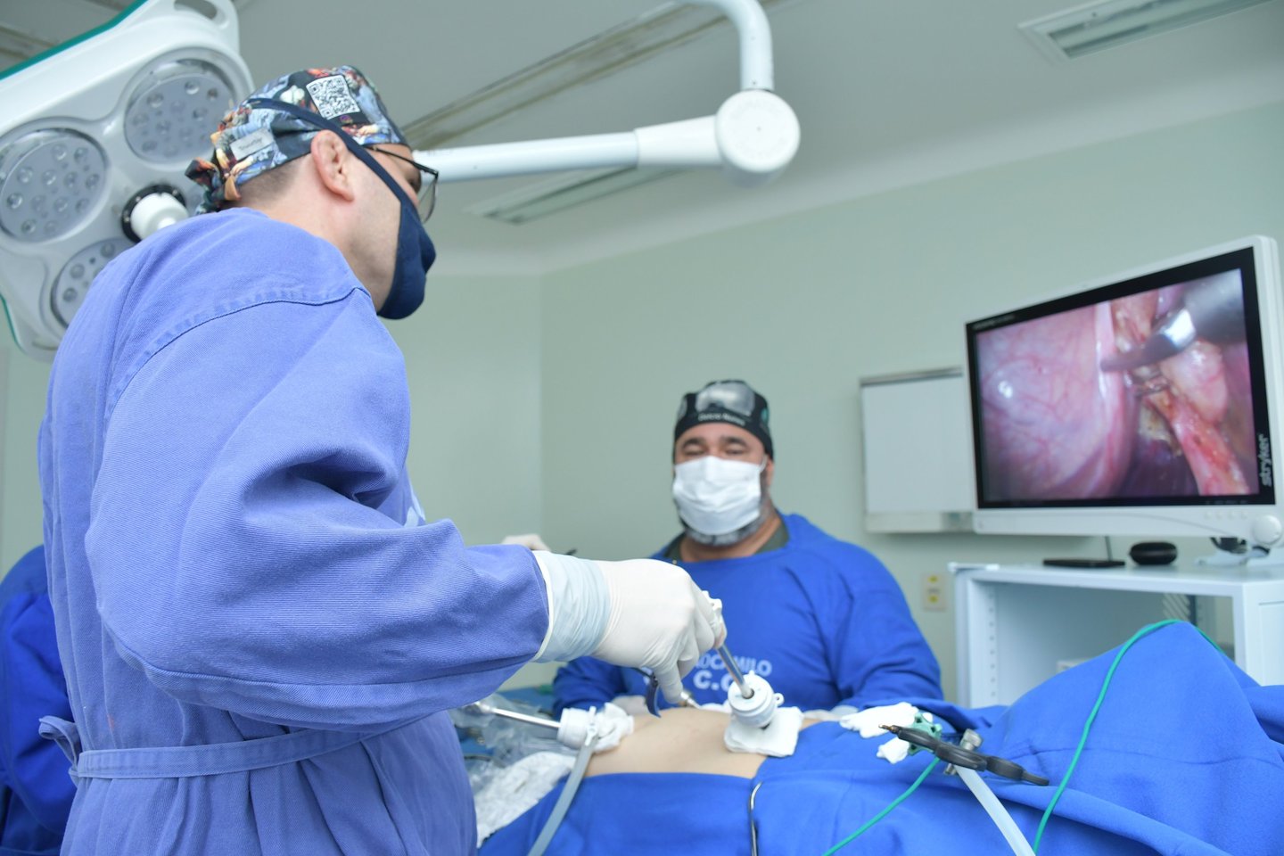 fazendo cirurgia por Colecistectomia Videolaparoscópica