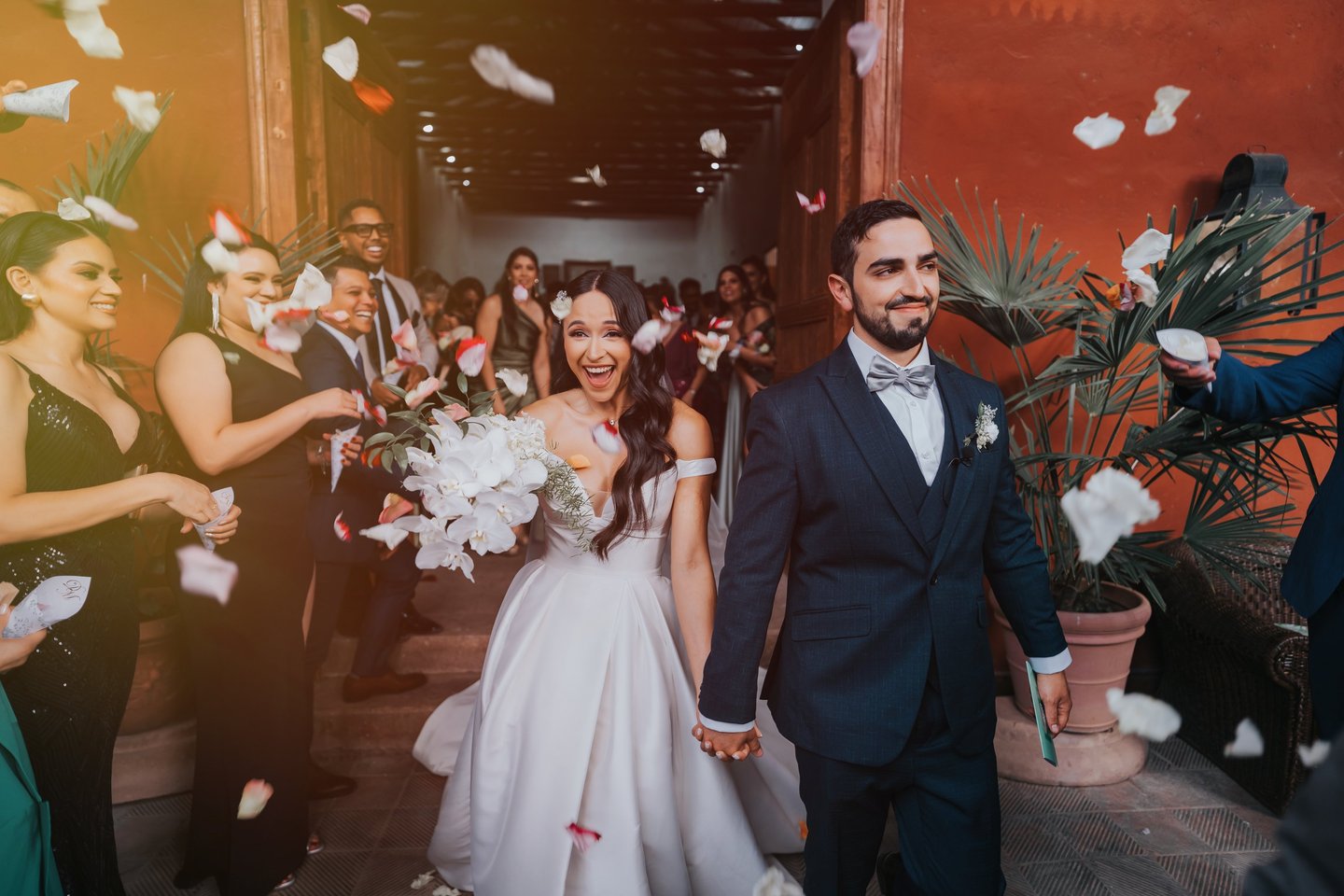fotografía de novios saliendo de la iglesia