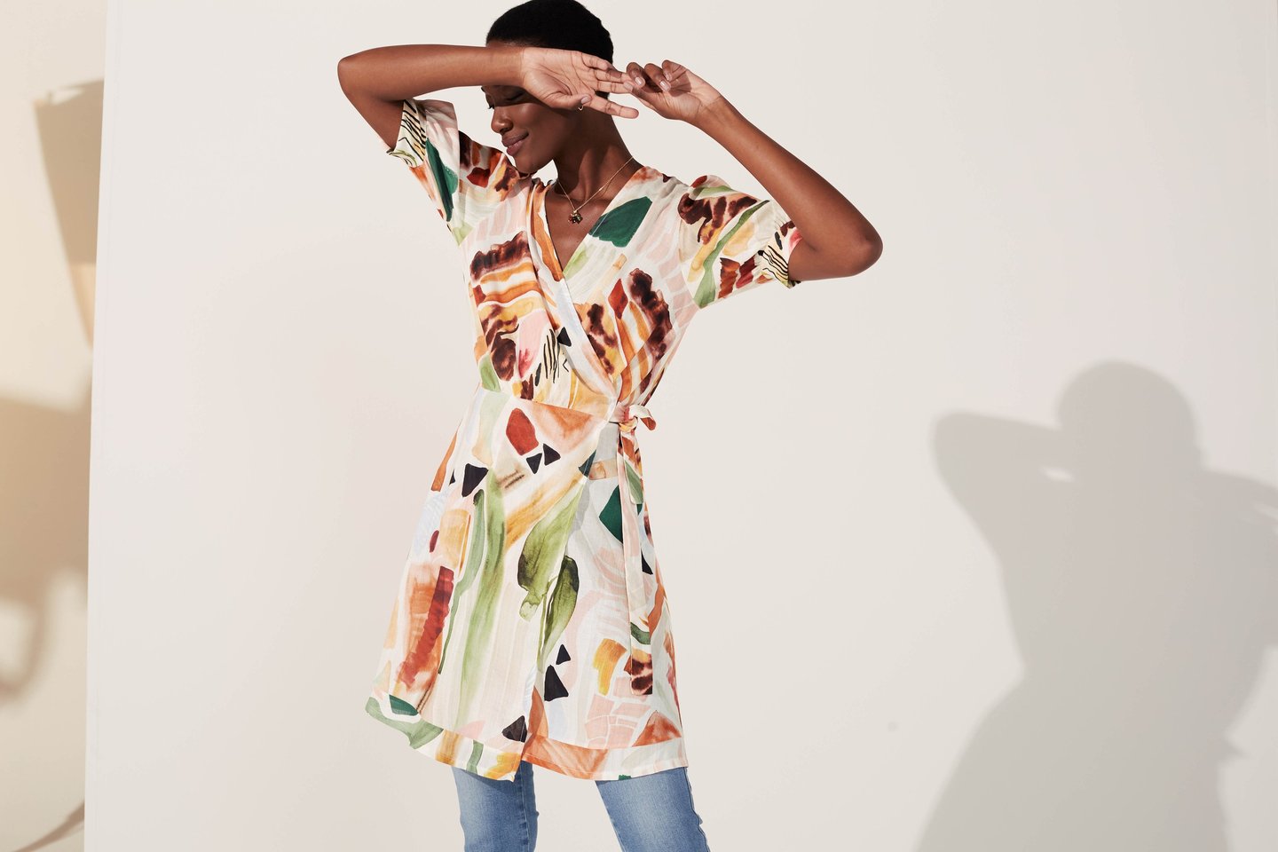 Vestido estampado com arte exclusiva criada a mão para marca de moda feminina