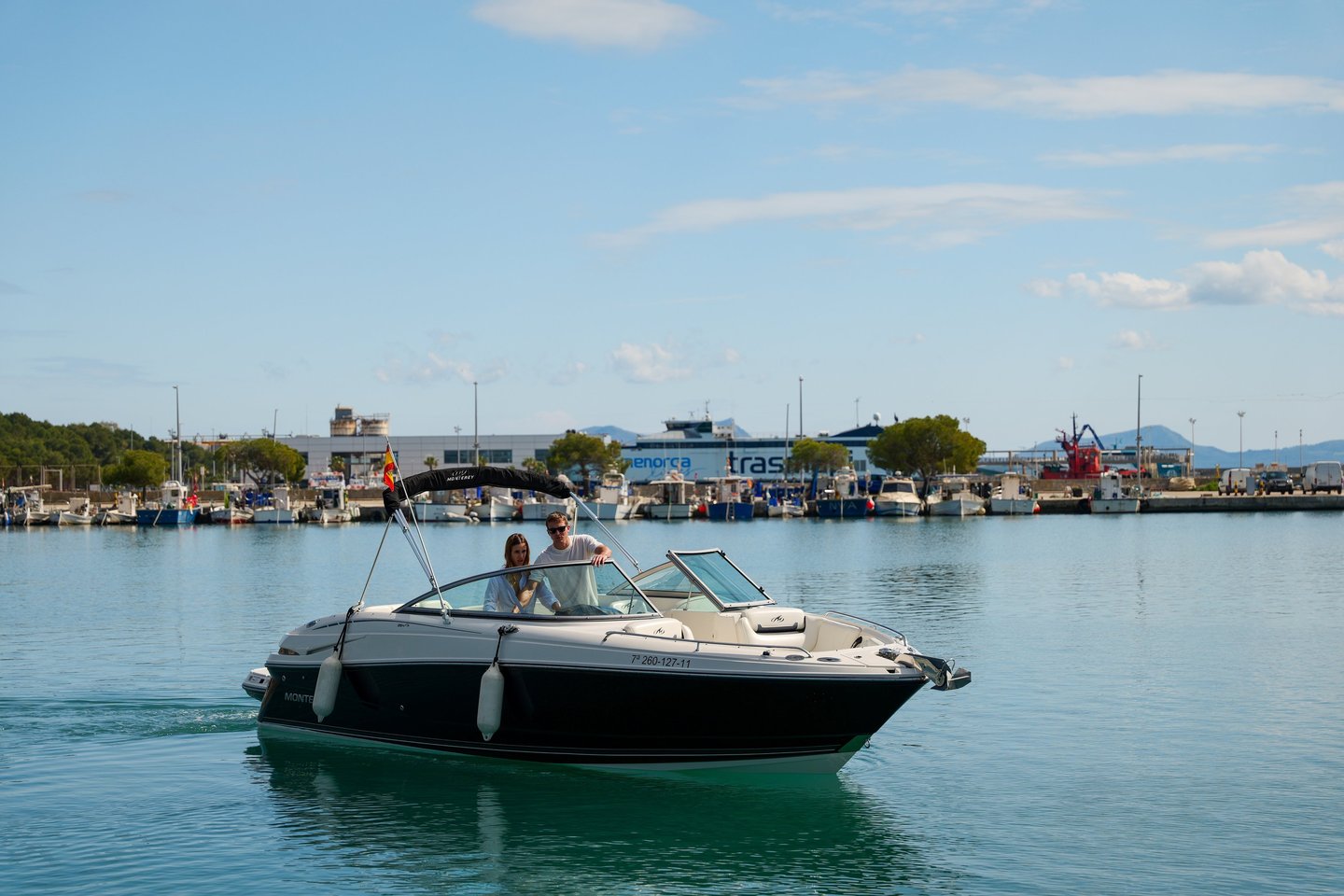 Lancha de Mallorca In Blue saliendo del puerto de Alcudia hacia la costa