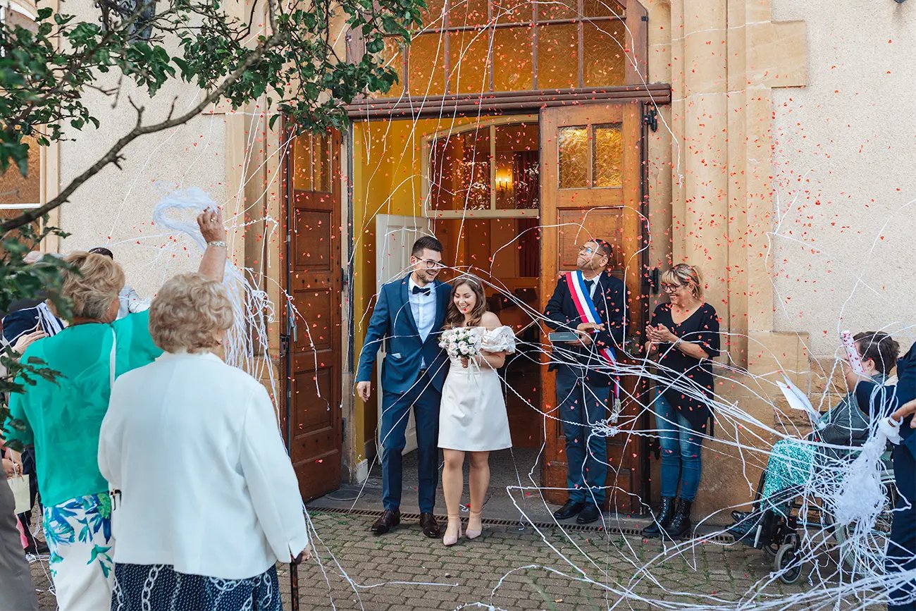 Sortie de mairie de deux jeunes mariés sous les confettis
