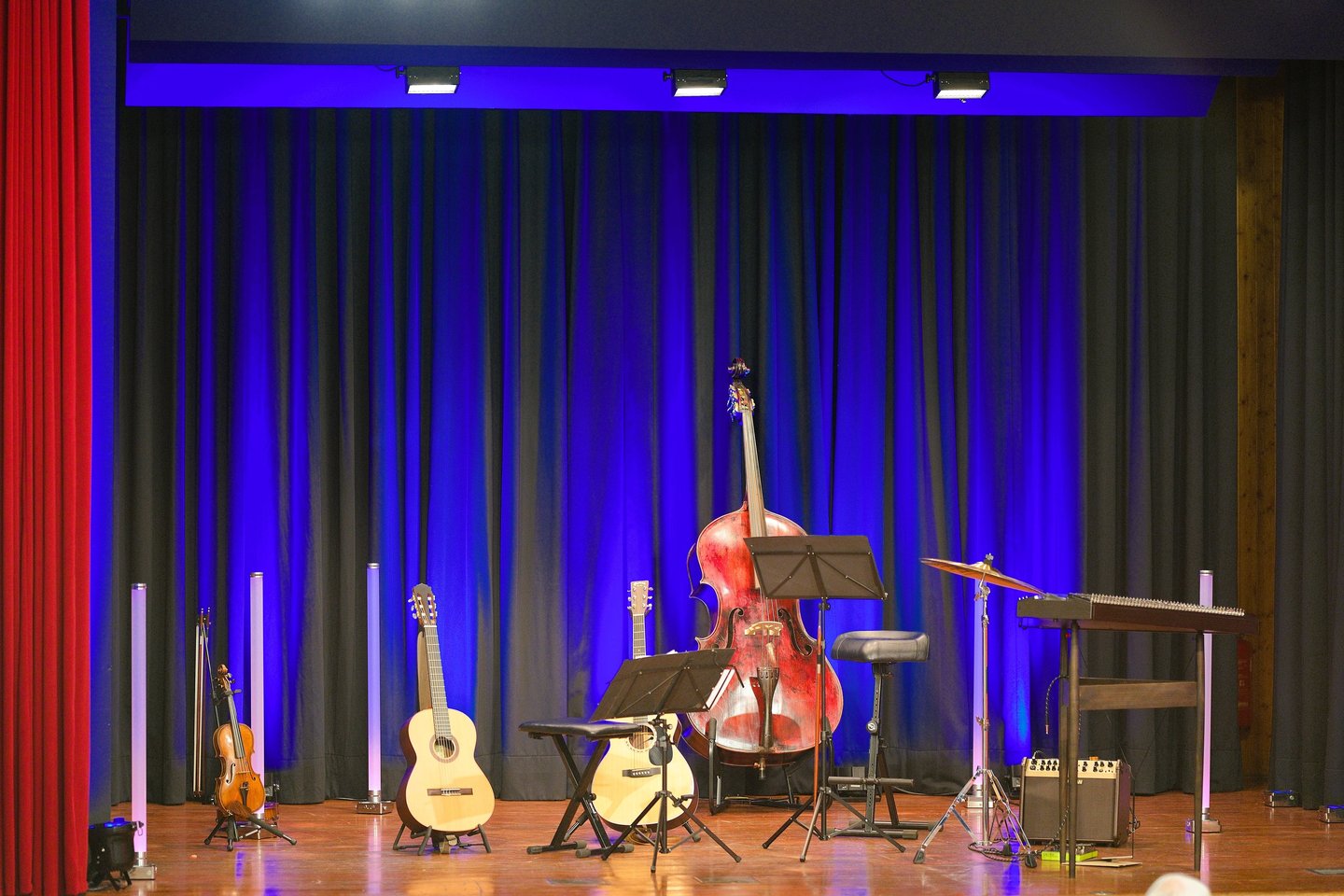 Bühne, Salteris, Musik, Instrumente, Violine, Hackbrett, Gitarre und Kontrabass