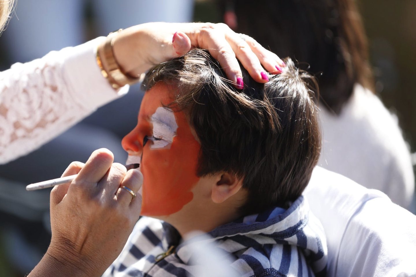 Enfant se faisant maquiller