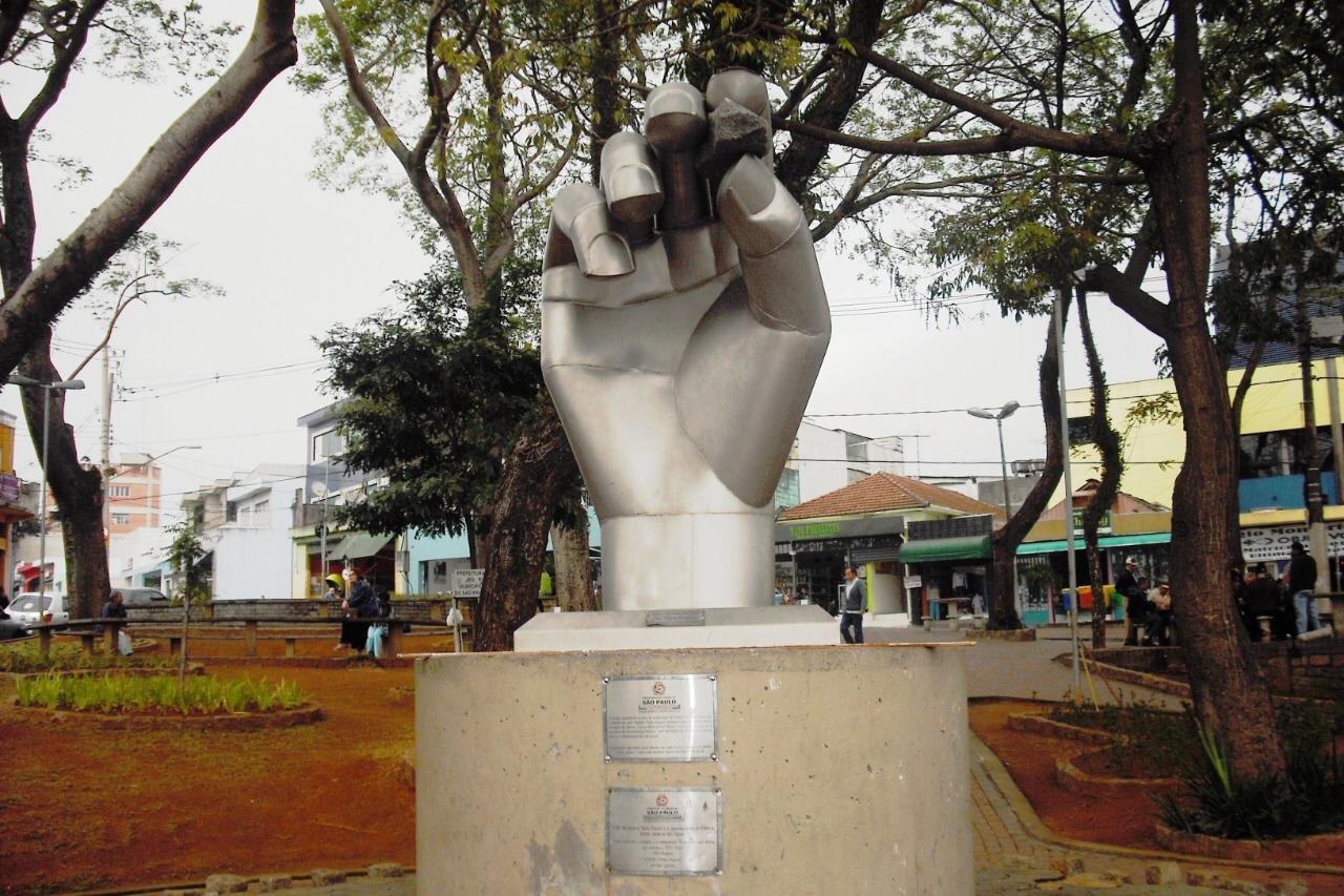 Essa imagem retrata uma área de lazer e equipamentos urbanos, reforçando o caráter comunitário.