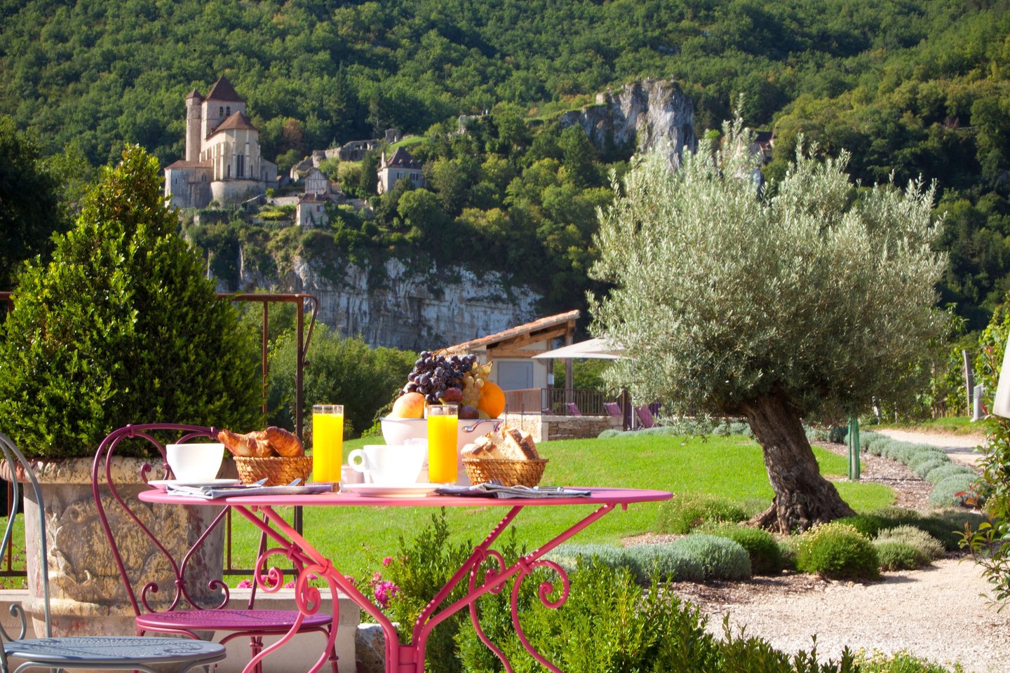 L'hôtel et spa Le Saint Cirq face à Saint-Cirq-Lapopie Lapopie
