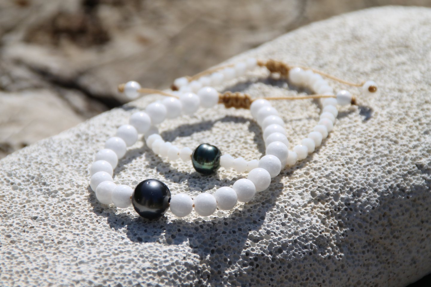 Bracelets au soleil en pierres semi-précieuses blanches er perles de Tahiti avec des reflets verts