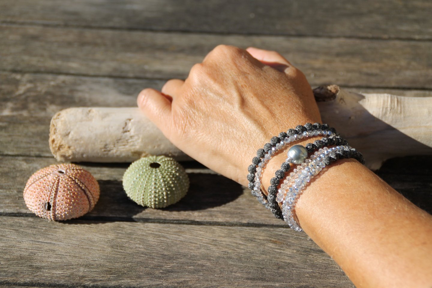 Bijoux en pierres semi-précieuses et perle de Tahiti portée en position bracelet