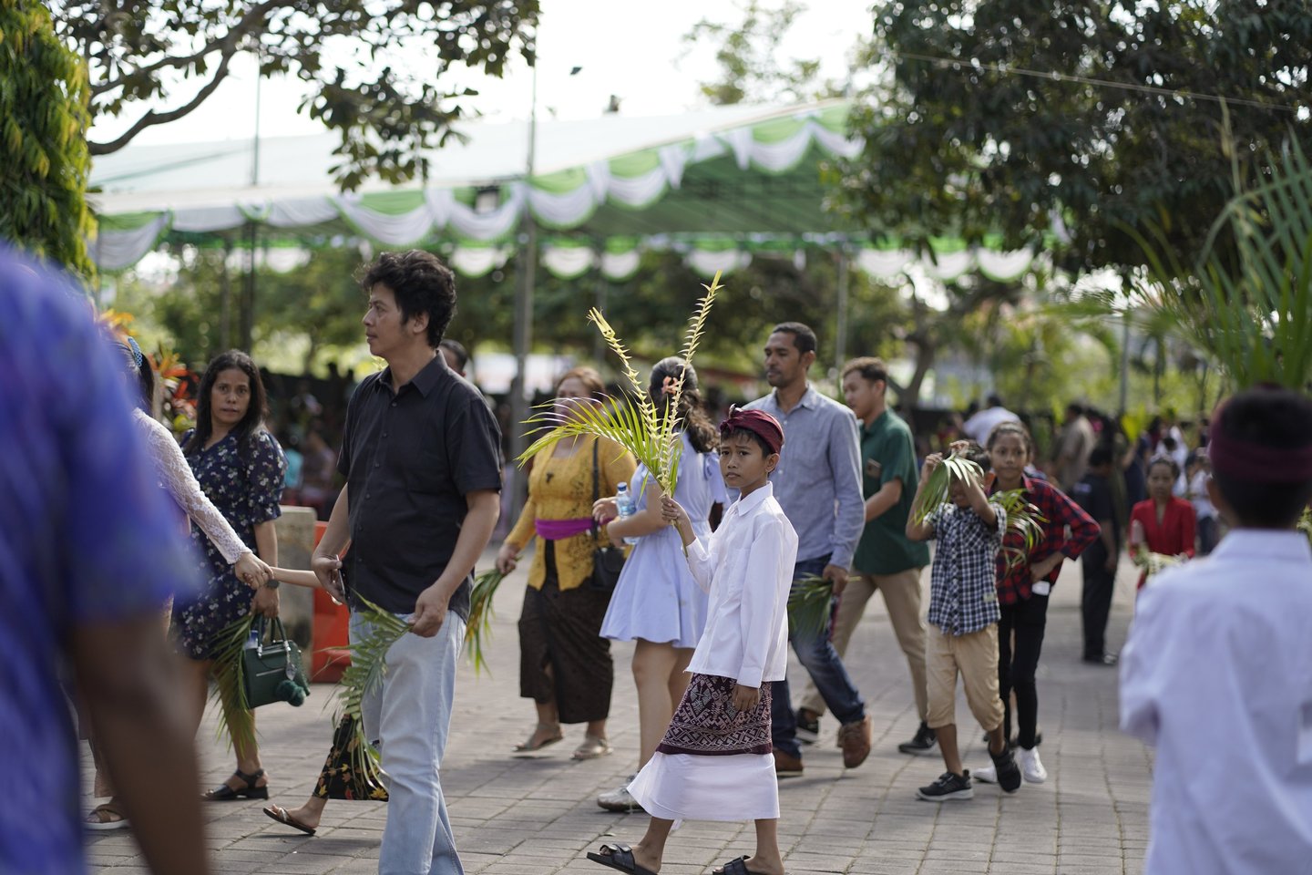 Seorang anak umat paroki tuka dan paku pipid