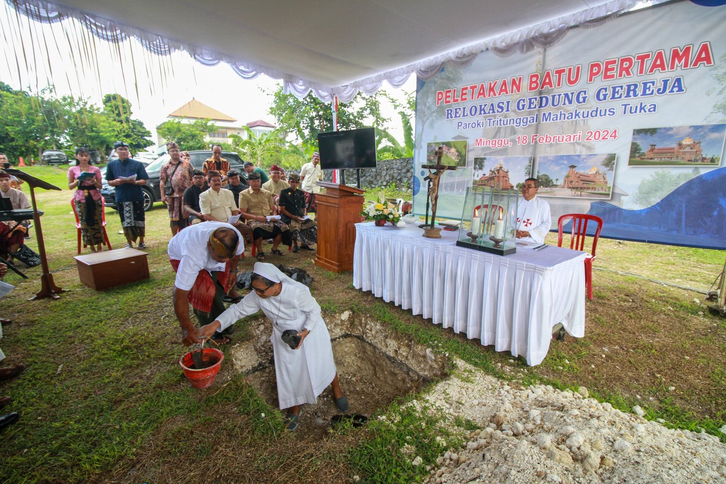 Peletakan batu pertama oleh biarawati