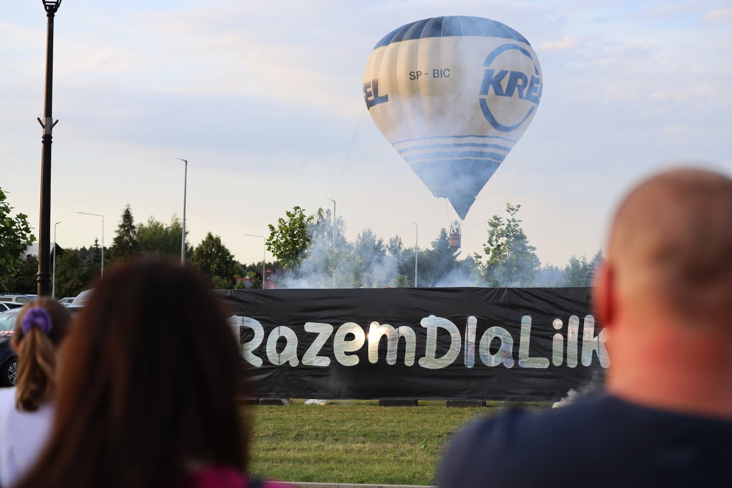 folia okolicznościowa na festynie razem dla lilki dym pirotechnika balon atrakcja