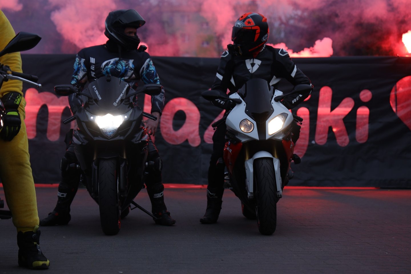 transparent stadionowy podświetlony pirotechniką