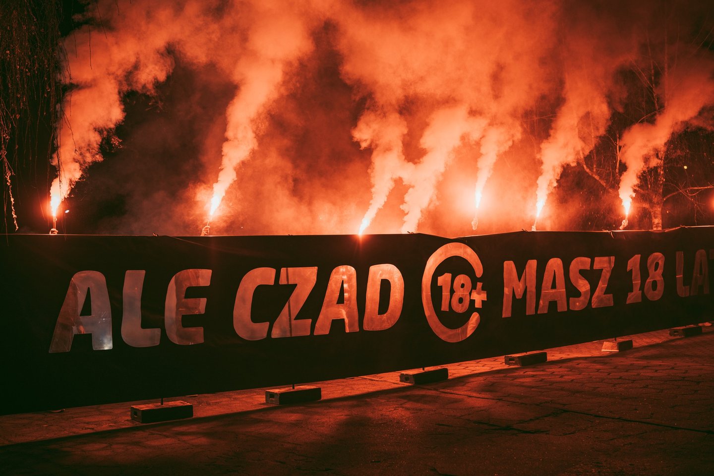 baner urodzinowy z podświetlanym napisem prezent na 18