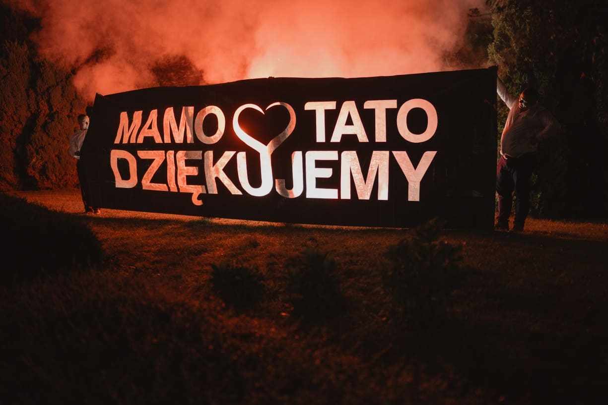 pomysł na wzruszające podziękowania dla rodziców na weselu baner mamo tato