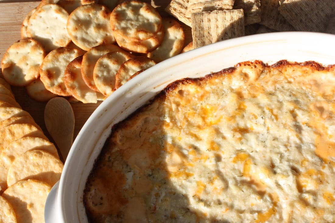 crabtastic dip with crakers