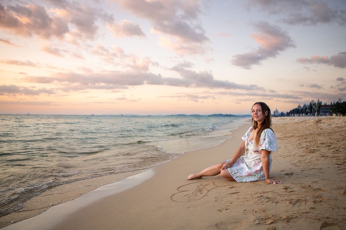 Девушка на пляже Radisson Blu Resort Phu Quoc