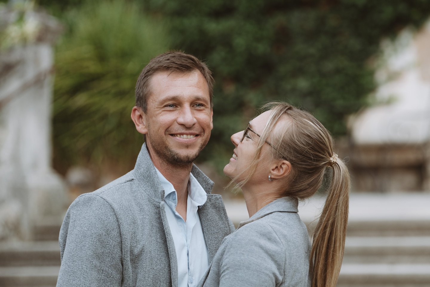 Hochzeitsfotograf Bad Staffelstein: Verliebter Blick der Braut auf ihren zukünftigen Mann. 