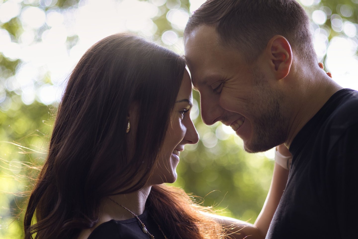 Verlobungshooting Rödental: Zärtlicher Moment Stirn an Stirn voller Vertrautheit.