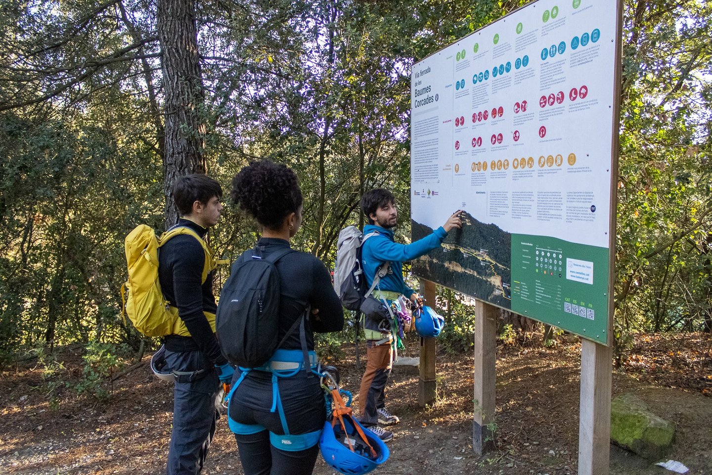 guia explicando a grupo