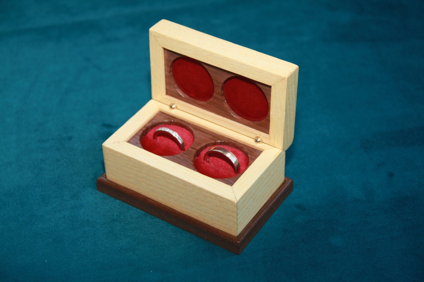 Boîte à bague unique, fabriquée à la main.