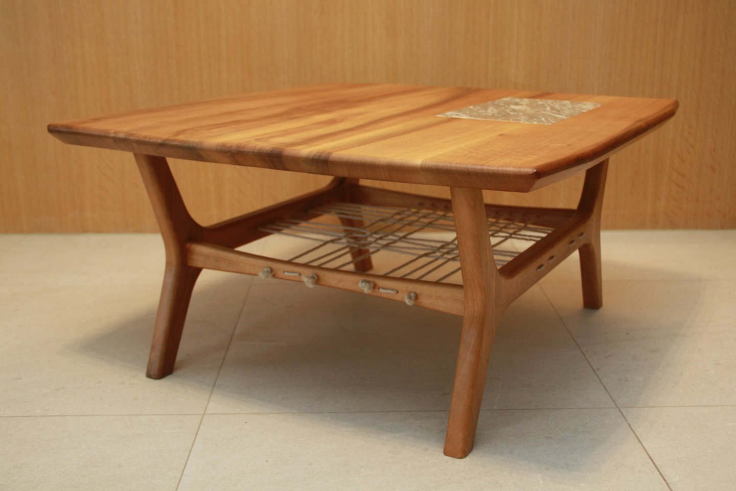 Salontafel op maat. Notelaar.