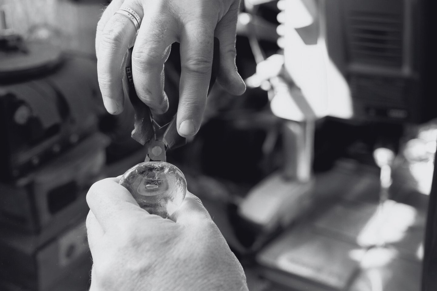 Mains de Yann Franconie, artisan fabricant de luminaires travaillant dans son atelier