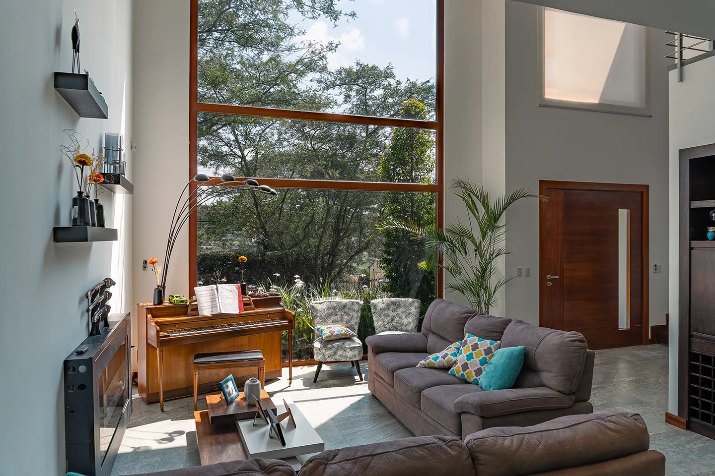 Fotografía inmobiliaria interior de una mansión de lujo en Tumbaco Quito