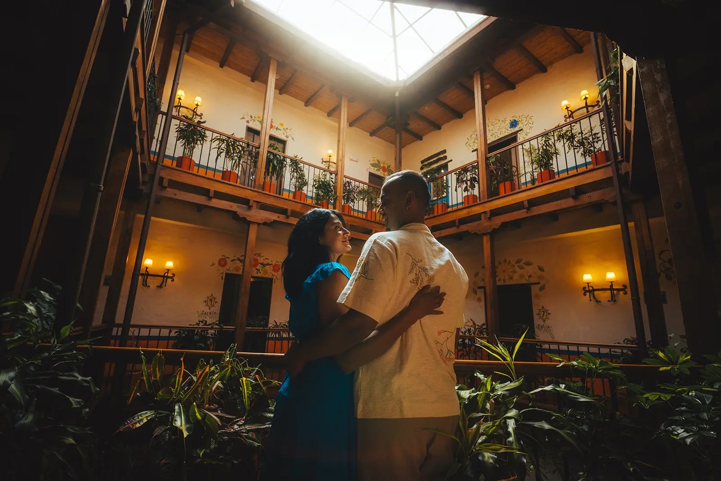 Retrato editorial premium de boda en destino previo a la celebración en plaza interior colonial del centro histórico Quito