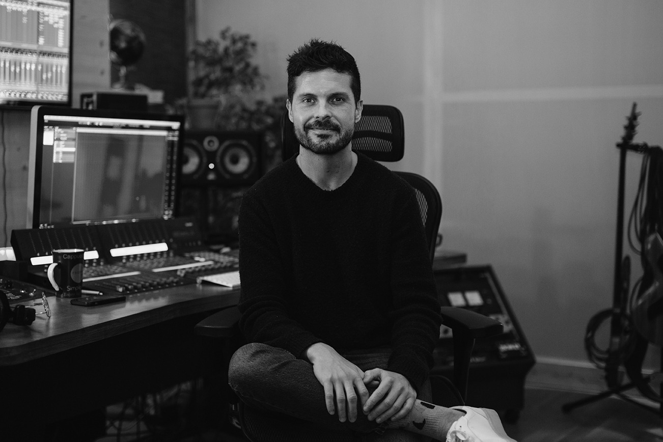 agoba Ormaetxea en su estudio de grabación, trabajando en proyectos creativos y producción de conten