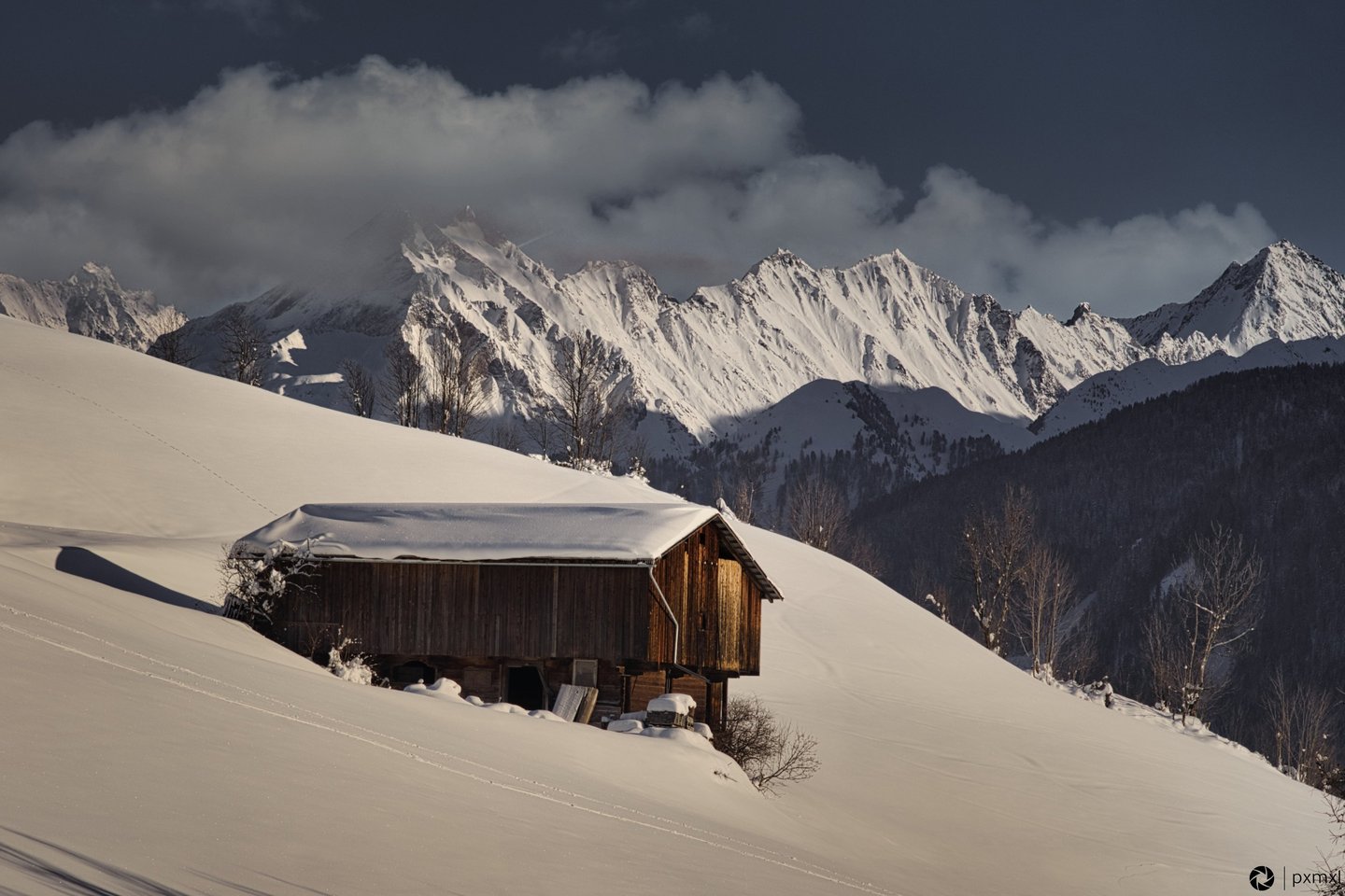 Winterlandschaft mit Hütte