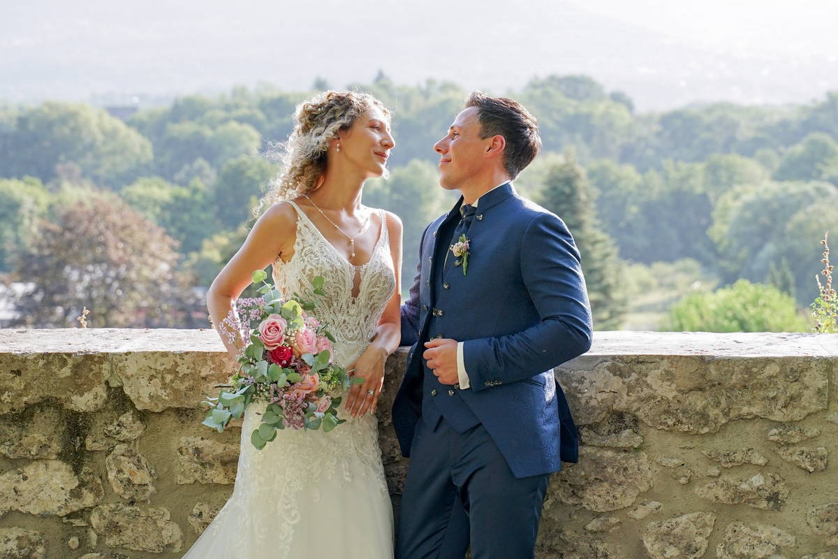 Photo de mariage avec le couple de mariés en côte d'Or