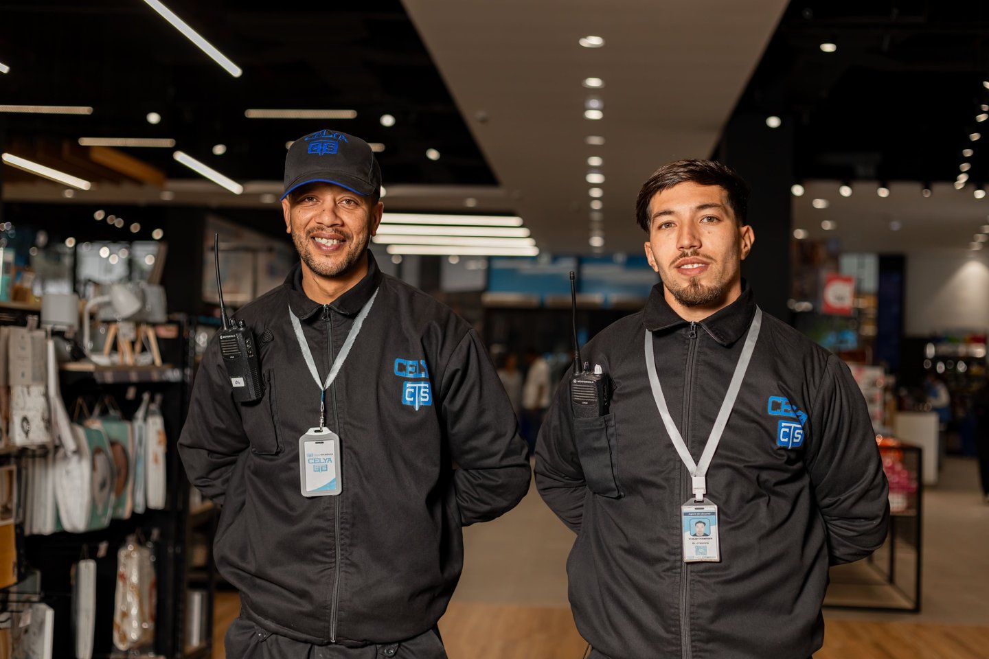 Deux agents de sécurité professionnels à Casablanca assurant la surveillance d’un site.