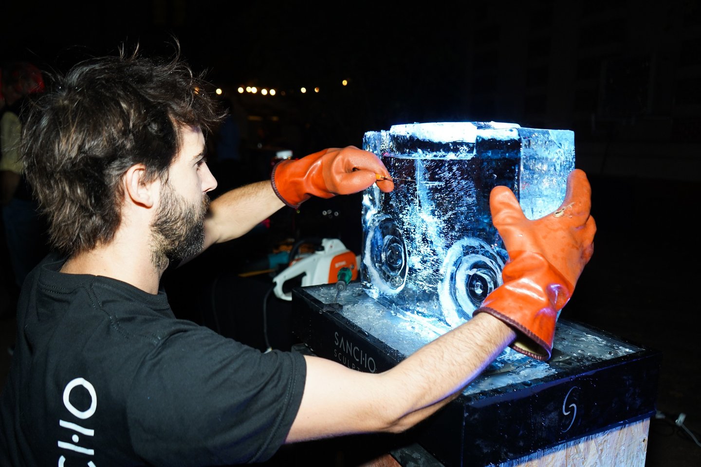 sancho sculpture tallando hielo