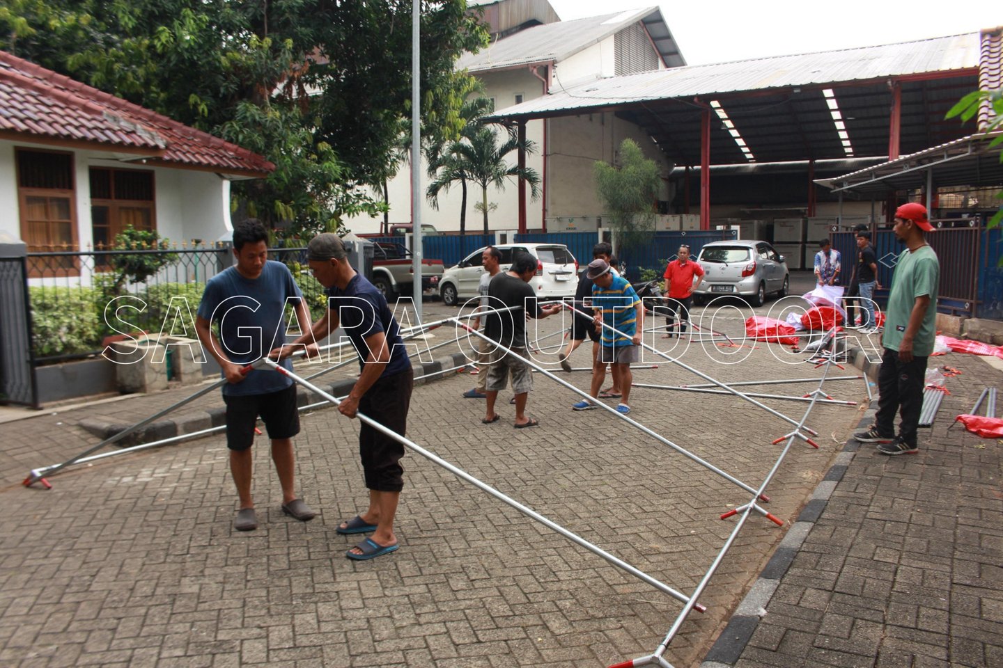proses pendiriran tenda serbaguna kemensos dari pabrik tenda sagara outdoor