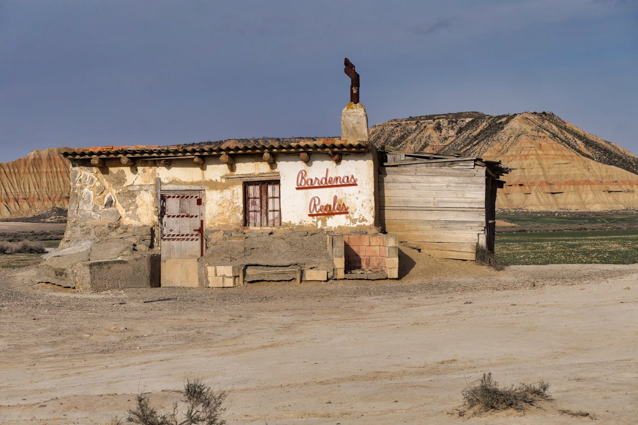 Una pequeña y antigua cabaña de pastores o "choza" de construcción rústica en el desierto de las Bar