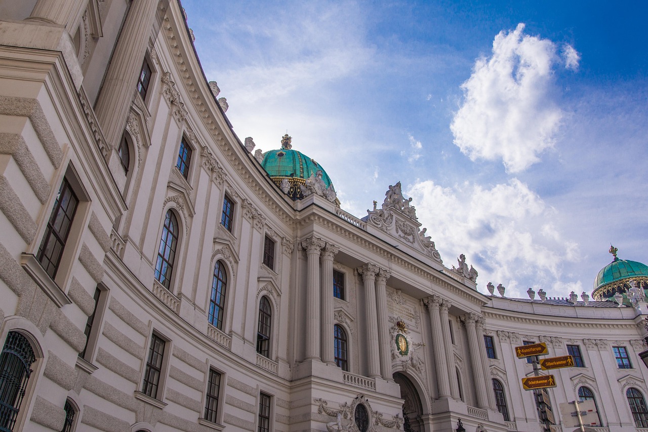 Fachada principal del Palacio de Hofburg en Viena con sus cúpulas verdes y arquitectura imperial.