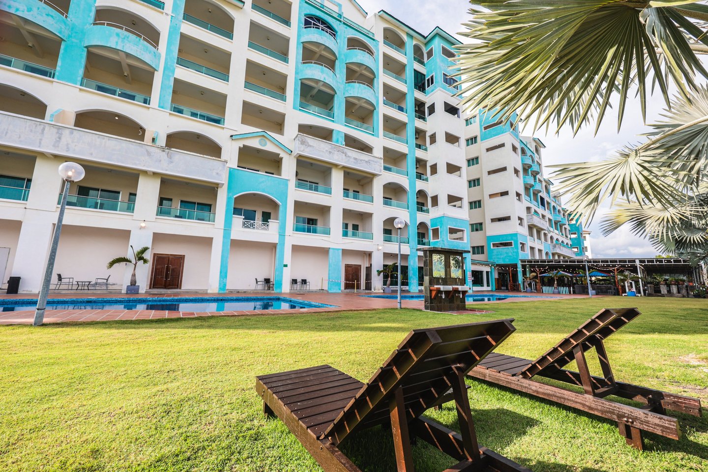 anylodge marina island swimming pool