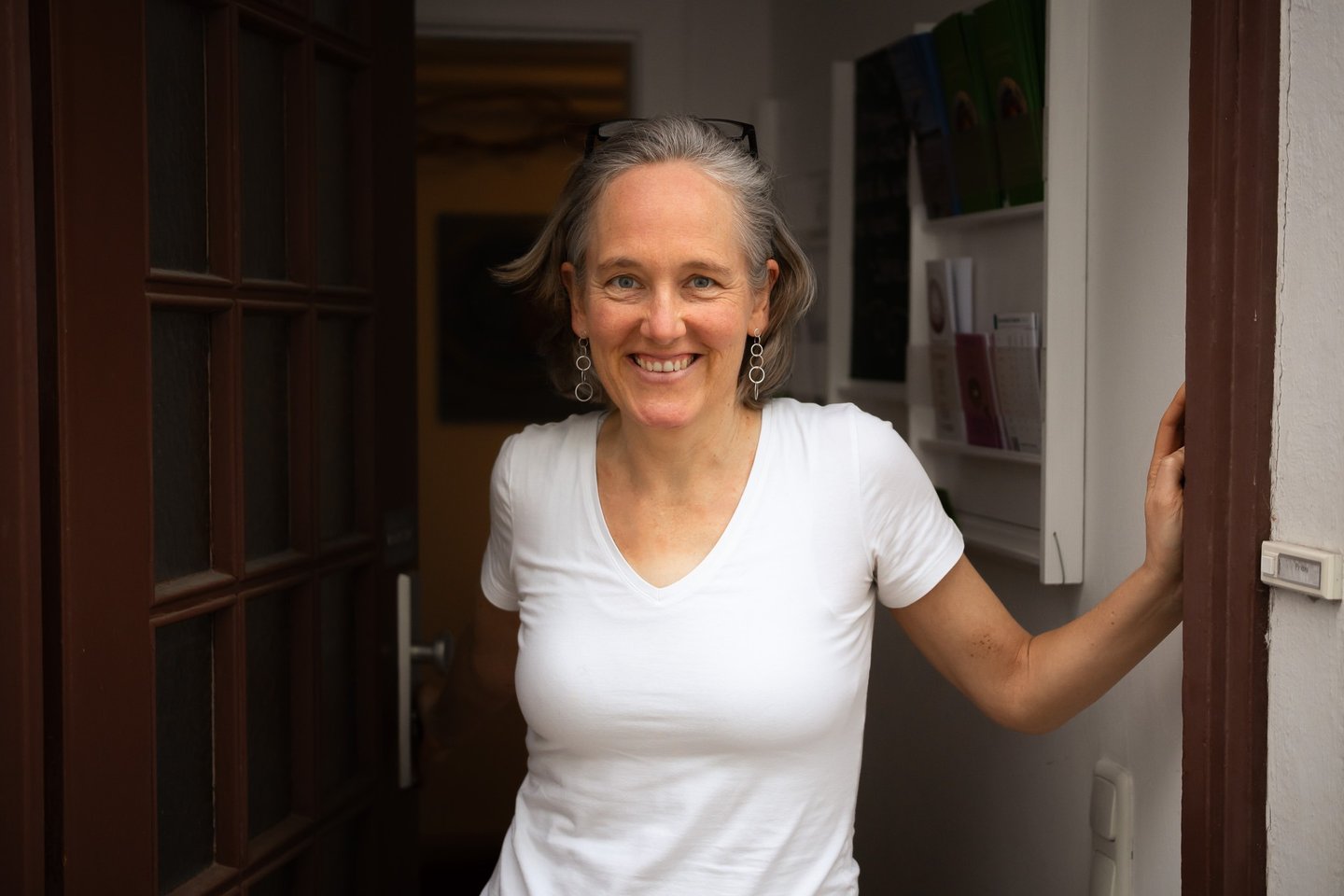 Silke Gesing am Eingang ihrer Praxis