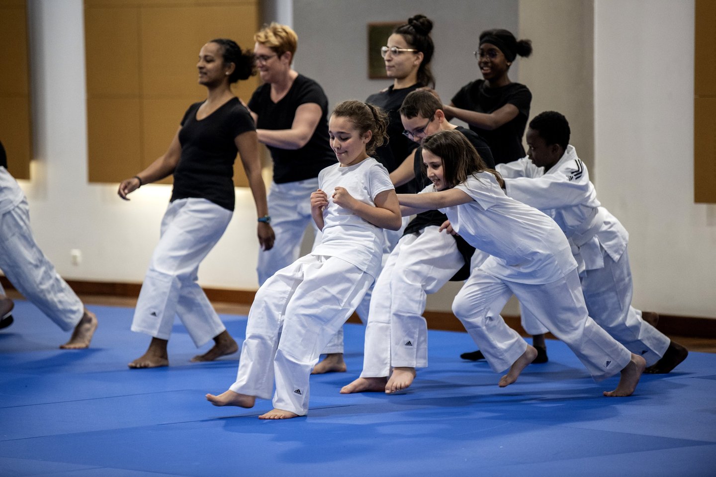Jeunes judokas pratiquant le Taïso sur un tatami