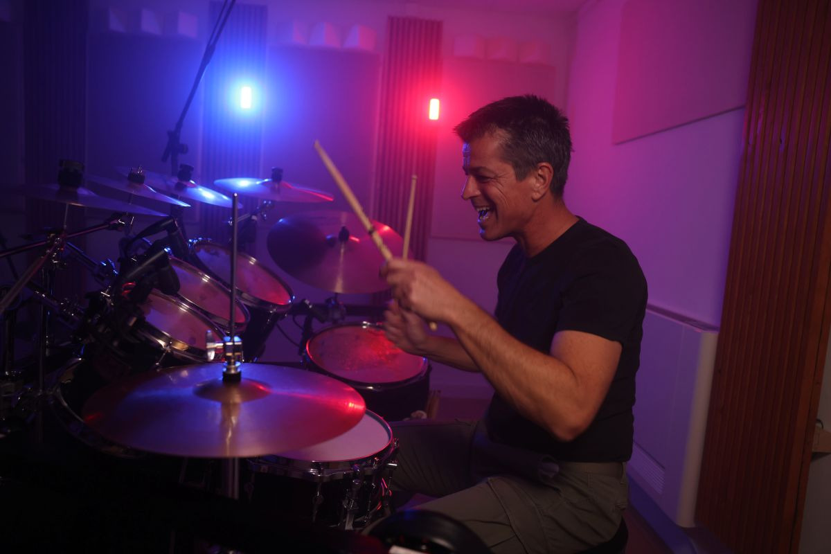 noel-im-studio-hinter-dem-drumset