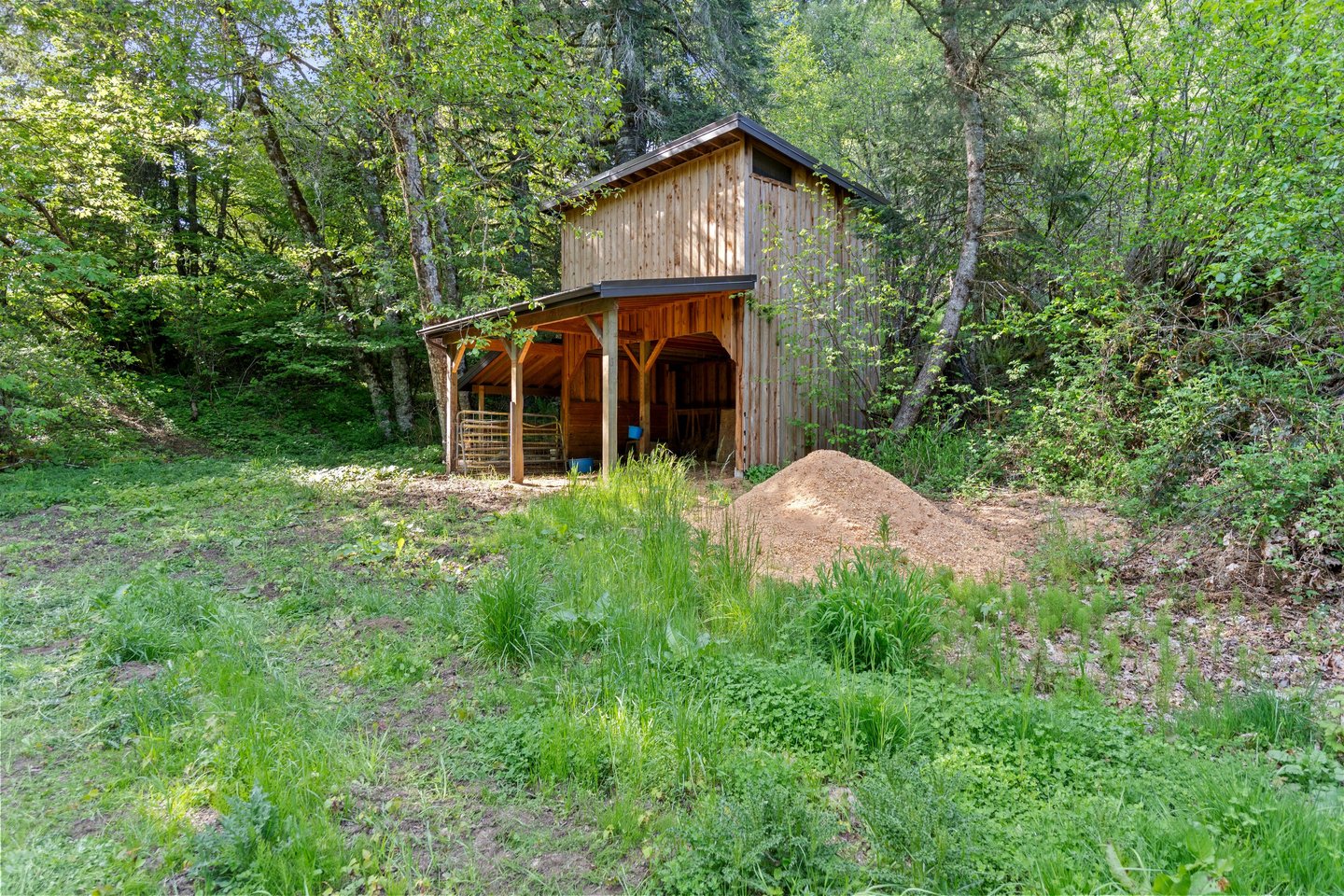 Professional Exterior Photography - Lifestyle Barn