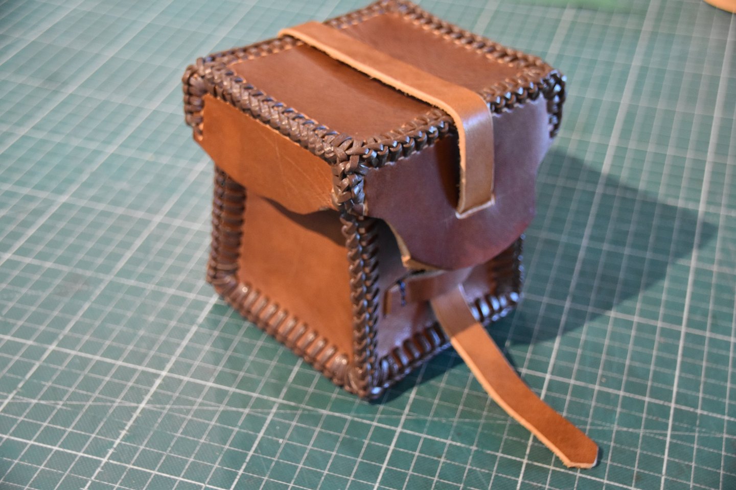 Kartenbox für ein Commander Deck mit double sleeves. Handgefertigt mit Flechtrand vom Leder Loho