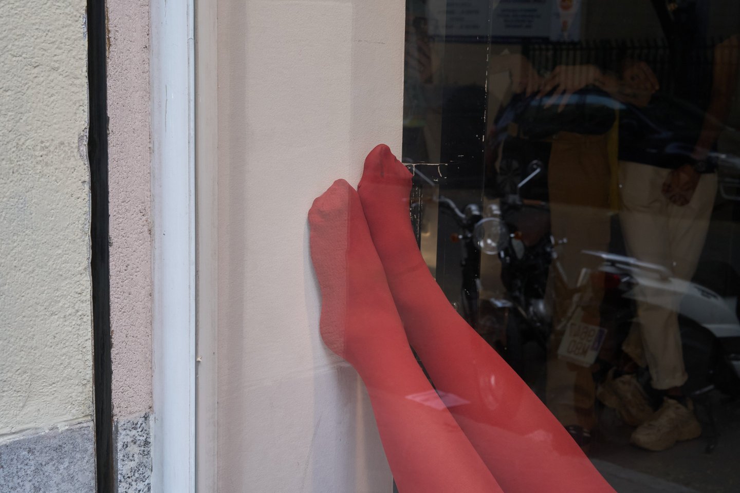 Fotografía de performance de Mireia Martínez (@mireiamartinez_actriz) sobre vínculos afectivos.