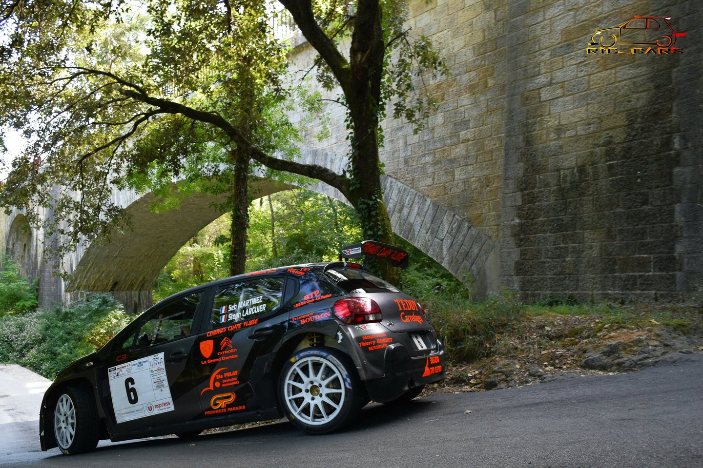 Une Citroën C3 Rally2 sous un pont proche de Saint Jean du Gard