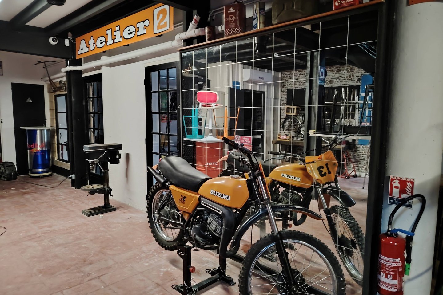 Devanture Atelier 2 L'Entrepôtes Concept Store Roquevaire enseigne garage vintage