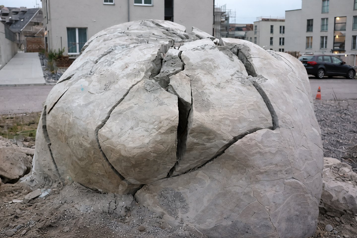 Rocha grande faturada com uso de massa expansiva